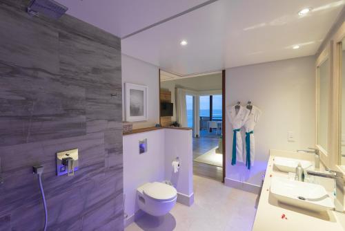 uma casa de banho com um WC e um lavatório em CaranaBeach em Glacis