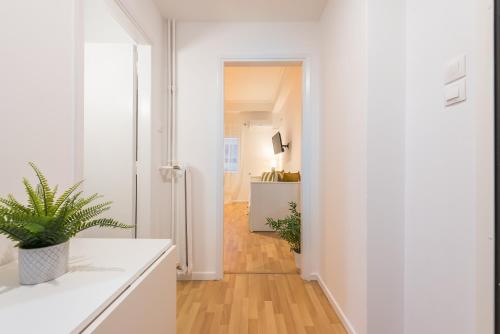 Apartment at Megaro Mousikis st semi basement 1bed 2 pers by MPS