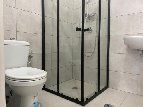 ein Badezimmer mit Toilette und Glasdusche in der Unterkunft New! Luxus Holon for 11 people (5min from TLV) in Cholon