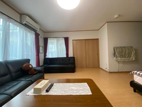 a living room with a couch and a table at 澄の宿 琵琶湖畔松の浦水泳场 jr志賀车站 滑雪场登山巴士站全部徒步0分钟 免费停车位3台 in Otsu