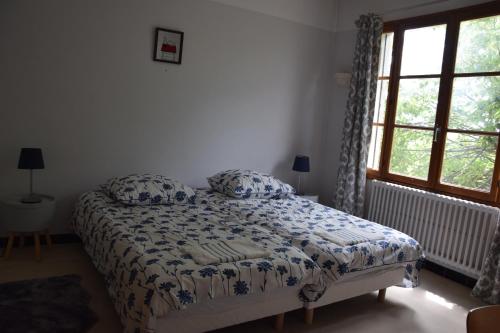 a bedroom with a bed and a window at Villa de l'Agapé - Drome provencale - 7 ch - 10 à 24 personnes - 350m2 in Tulette