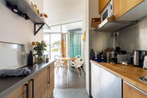 une cuisine avec un comptoir et une table dans l'établissement Portus, à Pornichet