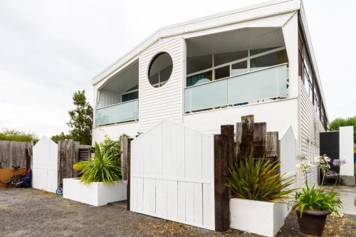 une maison blanche avec des plantes devant dans l'établissement Portus, à Pornichet