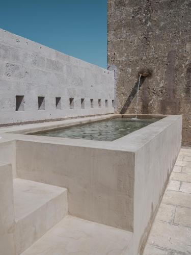 a fountain in the side of a building at Masseria Palombara Relais & SPA - Adults only in Manduria