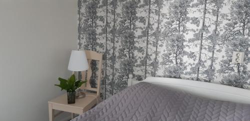 a bedroom with a bed and a black and white wallpaper at Mäntyniemi in Petäjävesi