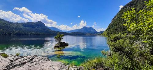 a small island in the middle of a lake at JUFA Hotel Altaussee in Altaussee