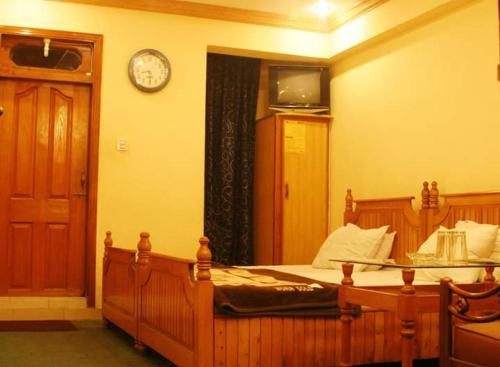 מיטה או מיטות בחדר ב-Akbar International View Hotel