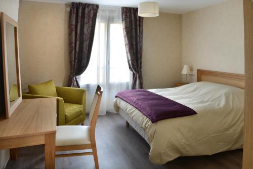 um quarto com uma cama, uma cadeira e uma secretária em DOMITYS Le Parc de Saint-Cloud em Cambrai
