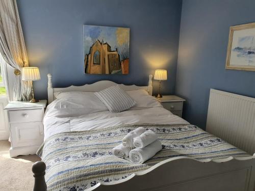 um quarto com uma cama com toalhas em The Bruce Arms em Ripon
