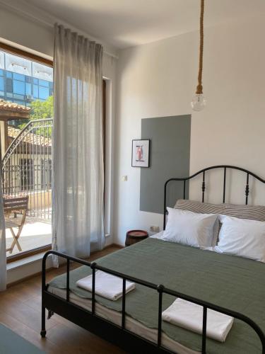 een slaapkamer met een bed en een balkon bij Atelier 26 in Varna