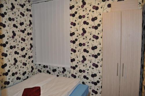 a bedroom with a bed and a flowery wall at Lux apartment A38, Kraljevi čardaci, Kopaonik in Kopaonik