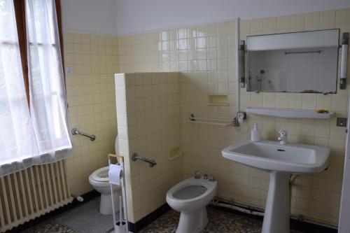 a bathroom with a sink and a toilet at Villa de l'Agapé - Drome provencale - 7 ch - 10 à 24 personnes - 350m2 in Tulette