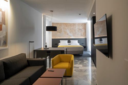 sala de estar con sofá y cama en Fetén, en Valencia