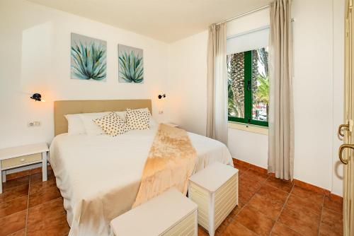 um quarto com uma cama, uma secretária e uma janela em Lanzahost Cucharas Dreams em Costa Teguise