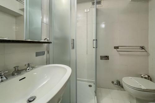 un bagno con lavandino, WC e doccia di Hotel Britannia a Genova