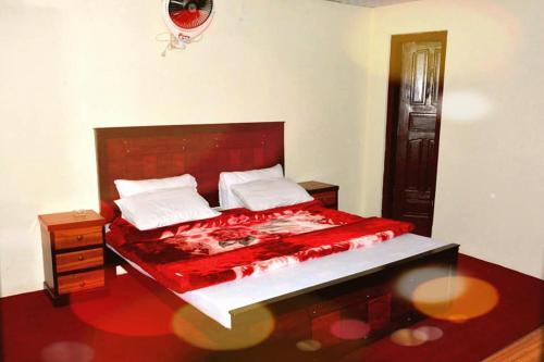 - une chambre avec un grand lit et une couette rouge dans l'établissement Shalimar Hotel And Restaurant, à Ponedas
