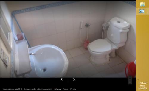 ein kleines Bad mit WC und Waschbecken in der Unterkunft Shalimar Hotel And Restaurant in Ponedas