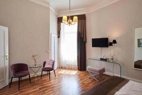 a living room with a table and two chairs at Hotel Monopol - Central Station in Frankfurt/Main