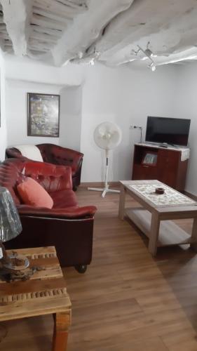 una sala de estar con un sofá y una mesa en Casa Rocio, en Capileira