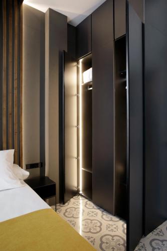 a hotel room with a bed and a closet at Fetén in Valencia