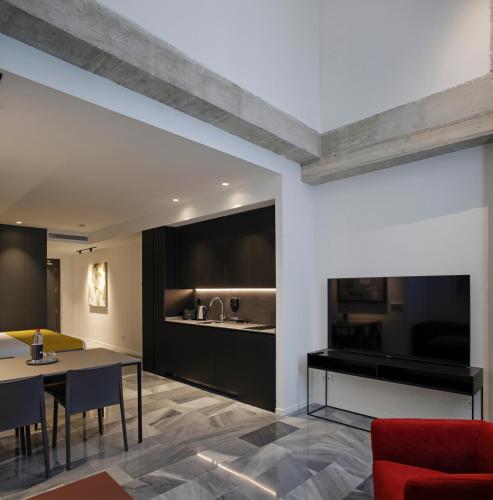 a living room with a table and a kitchen at Fetén in Valencia