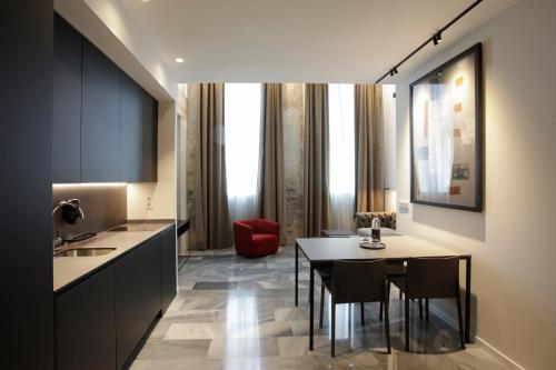 a kitchen and dining room with a table and chairs at Fetén in Valencia