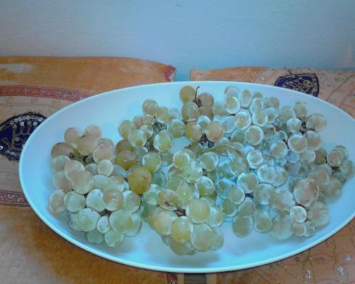 a plate of grapes on top of a table at B&B Ma Maison in Govone