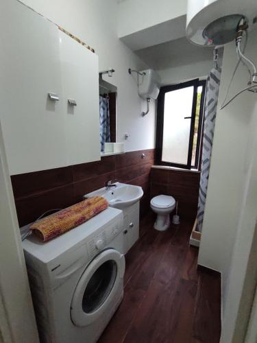 y baño con aseo blanco y lavamanos. en Appartamento San Martino, en Copanello
