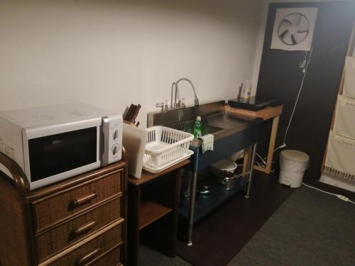 Una cocina o zona de cocina en Kusatsu Onsen Guesthouse Gyoten