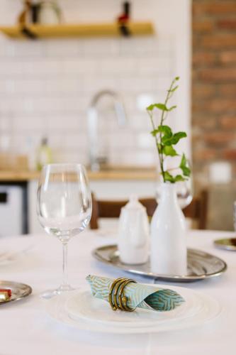 a table with a wine glass and a plate with a vase at Hangers in Turda
