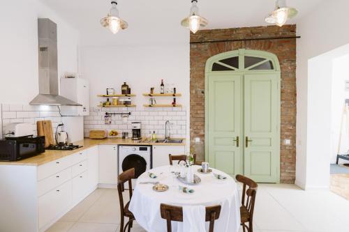 uma cozinha com uma mesa e uma porta verde em Hangers em Turda