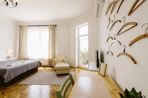 1 dormitorio con 1 cama, TV y silla en Hangers en Turda