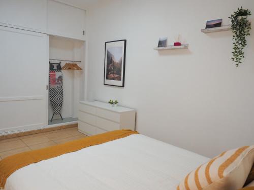 una camera da letto bianca con un letto e una finestra di Apartamento Horizonte El Puertito de Güímar a Puertito de Güímar