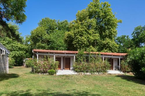 a small house in the middle of a yard at Olympios Zeus in Plaka Litochorou