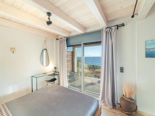Posteľ alebo postele v izbe v ubytovaní 2SEA LOFT NEA POTIDEA Chalkidiki