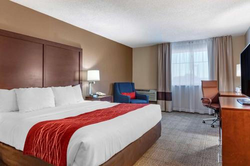 サンタローザにあるComfort Inn Santa Rosa on Route 66の大きなベッドとデスクが備わるホテルルームです。