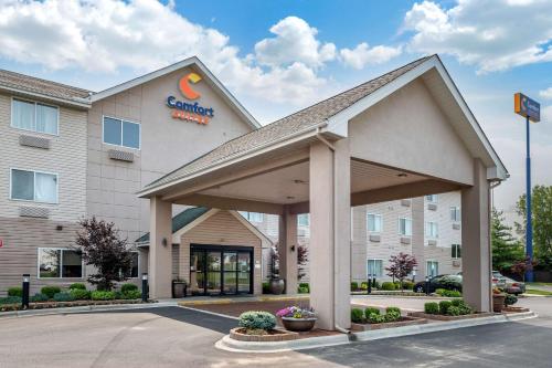 a hotel with a sign on the front of a building at Comfort Suites Columbus West - Hilliard in Columbus