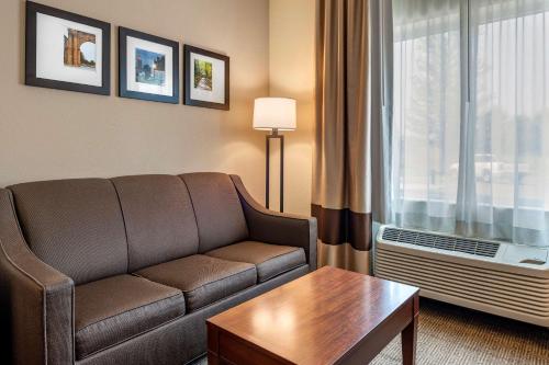 a living room with a couch in a hotel room at Comfort Suites Columbus West - Hilliard in Columbus