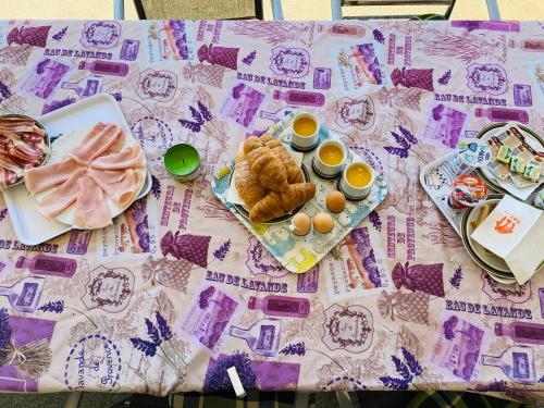 een tafel met eten en eieren op een paars tafelkleed bij Casa Cino in Umag