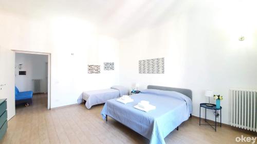 sypialnia z 2 łóżkami i stołem w obiekcie Domus Garruba - Casa Vacanze Bari w mieście Bari