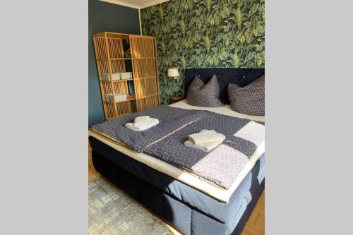 sypialnia z łóżkiem z niebieską kołdrą w obiekcie Neue Ferienwohnung direkt am Elberadweg w mieście Miśnia