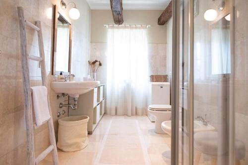 e bagno con lavandino, servizi igienici e doccia. di RATAFIÀ Appartamento con vista sul lago a Orta San Giulio