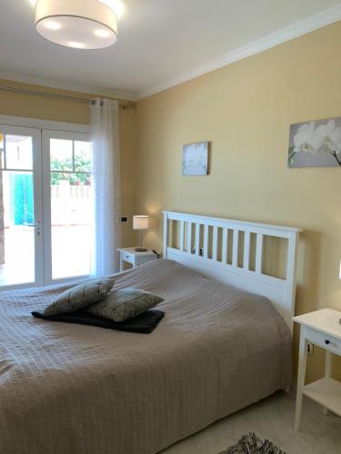 ein Schlafzimmer mit einem großen Bett und einem Fenster in der Unterkunft Vista del Mar 2 in Morro del Jable