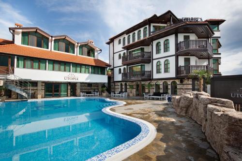 un hotel con piscina frente a un edificio en Villa EUPHORIA, en Ridovo