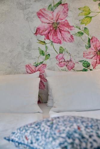 a bedroom with pink flowers on the wall at Hotel Monopol - Central Station in Frankfurt/Main