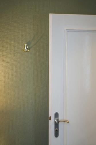 a door to a bathroom with a shower backdoor at Hotel Monopol - Central Station in Frankfurt/Main
