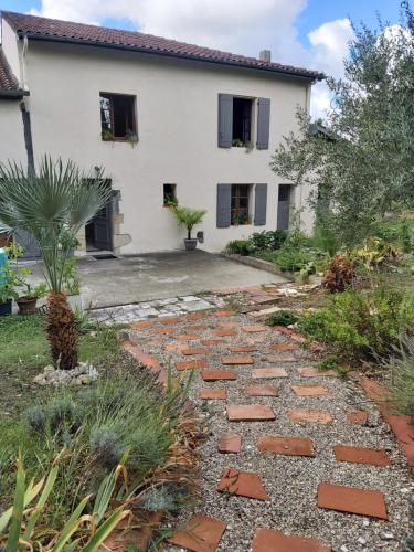 a house with a stone walkway in front of it at Ô Nature chéris mes voeux avant qu'ils s'enfuient in Francescas