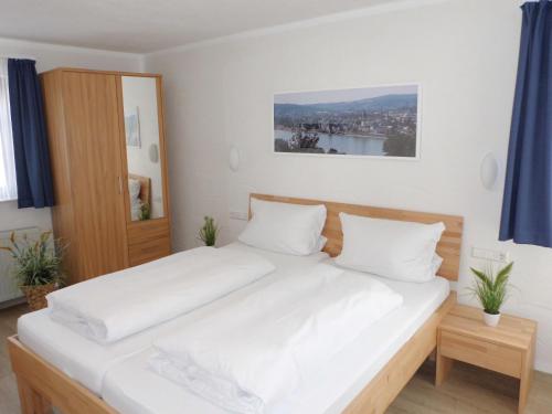 Llit o llits en una habitació de Hotel Restaurant Zur Pfanne