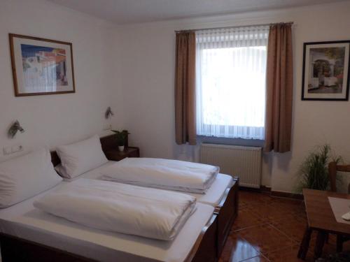 Letto o letti in una camera di Hotel Restaurant Zur Pfanne