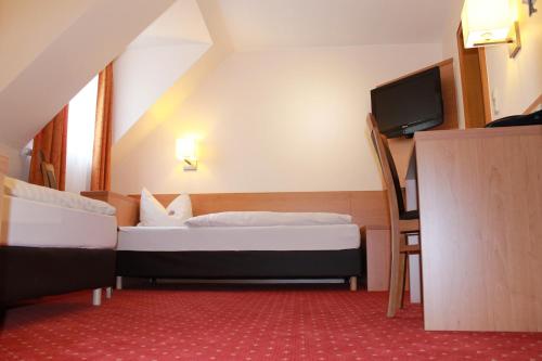 Postel nebo postele na pokoji v ubytování Hotel Hübler